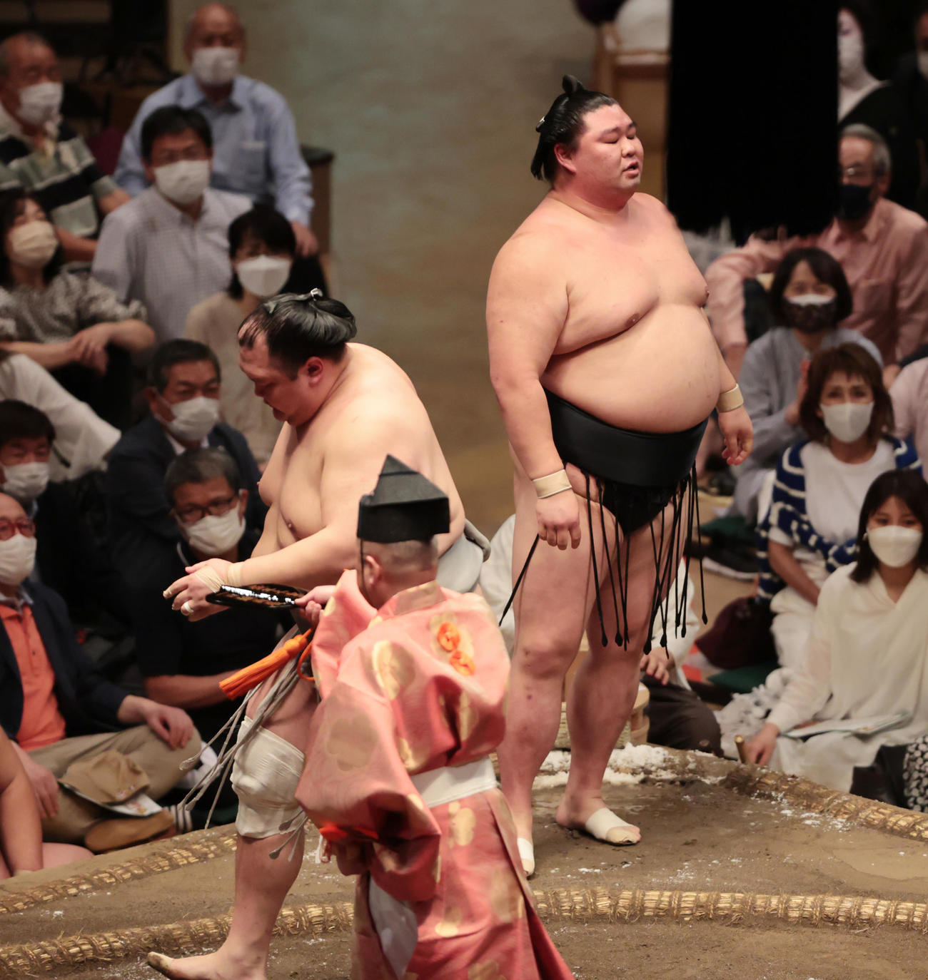 北勝富士（手前）に押し出しで敗れた正代（撮影・野上伸悟）