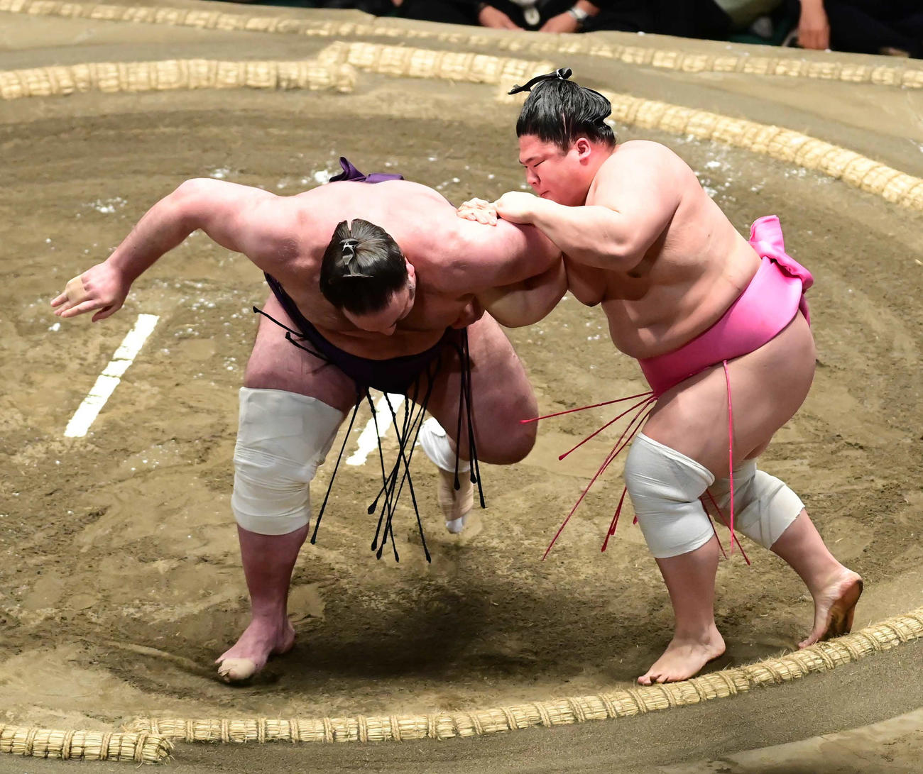 宇良（右）は栃ノ心を肩透かしで破る（撮影・小沢裕）
