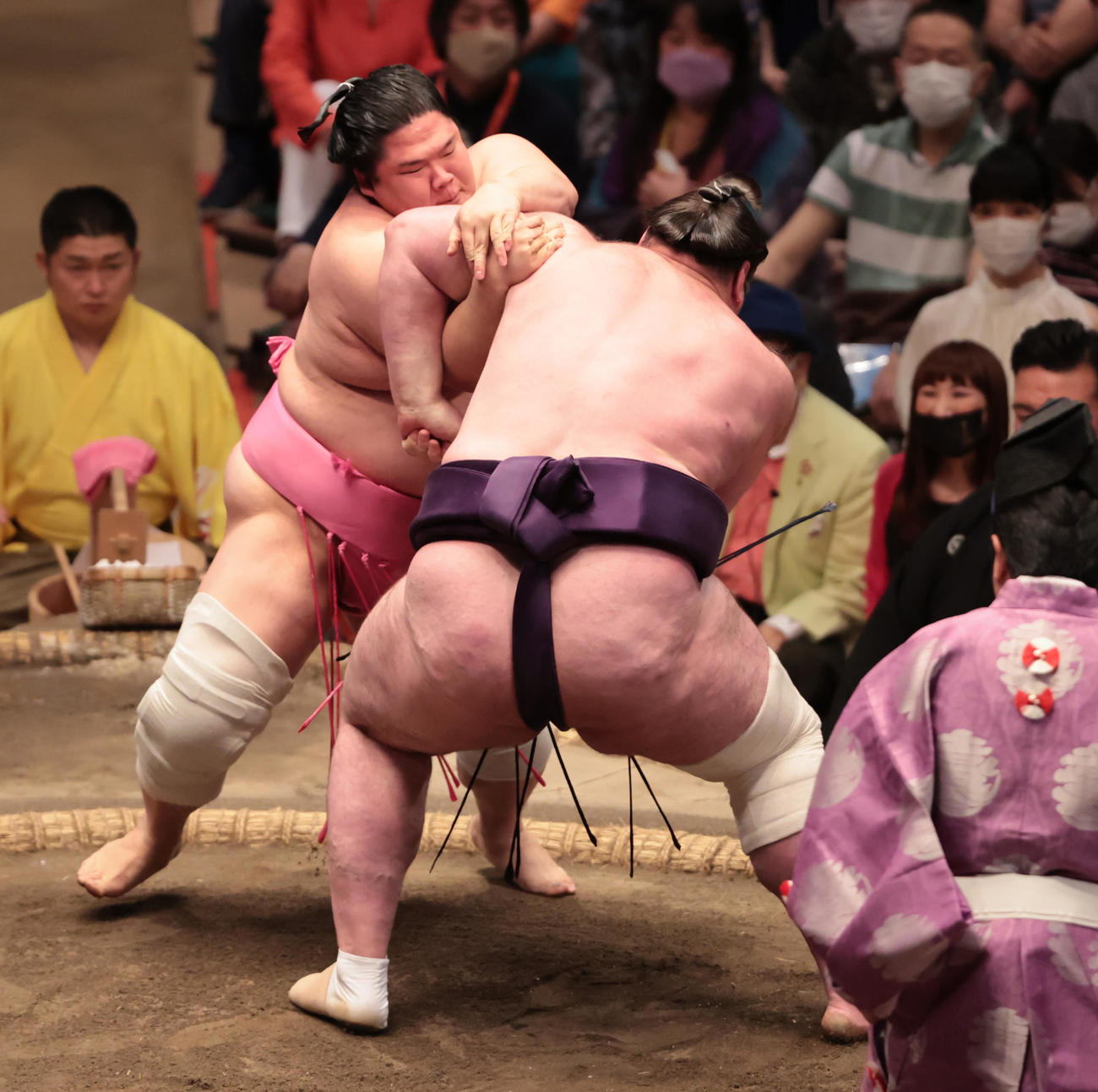 栃ノ心（右）を肩すかしでやぶった宇良（撮影・野上伸悟）