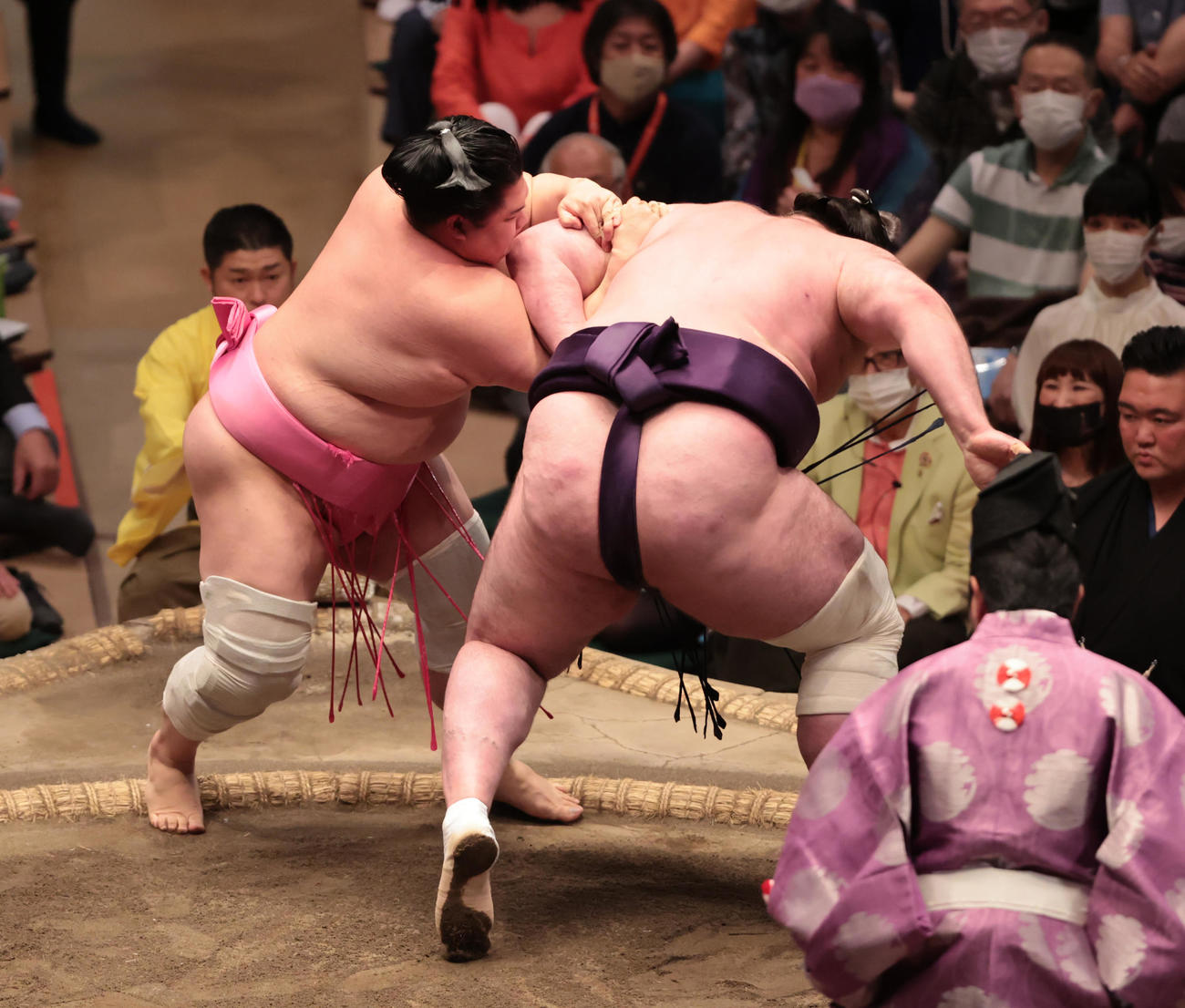 栃ノ心（右）を肩すかしでやぶった宇良（撮影・野上伸悟）