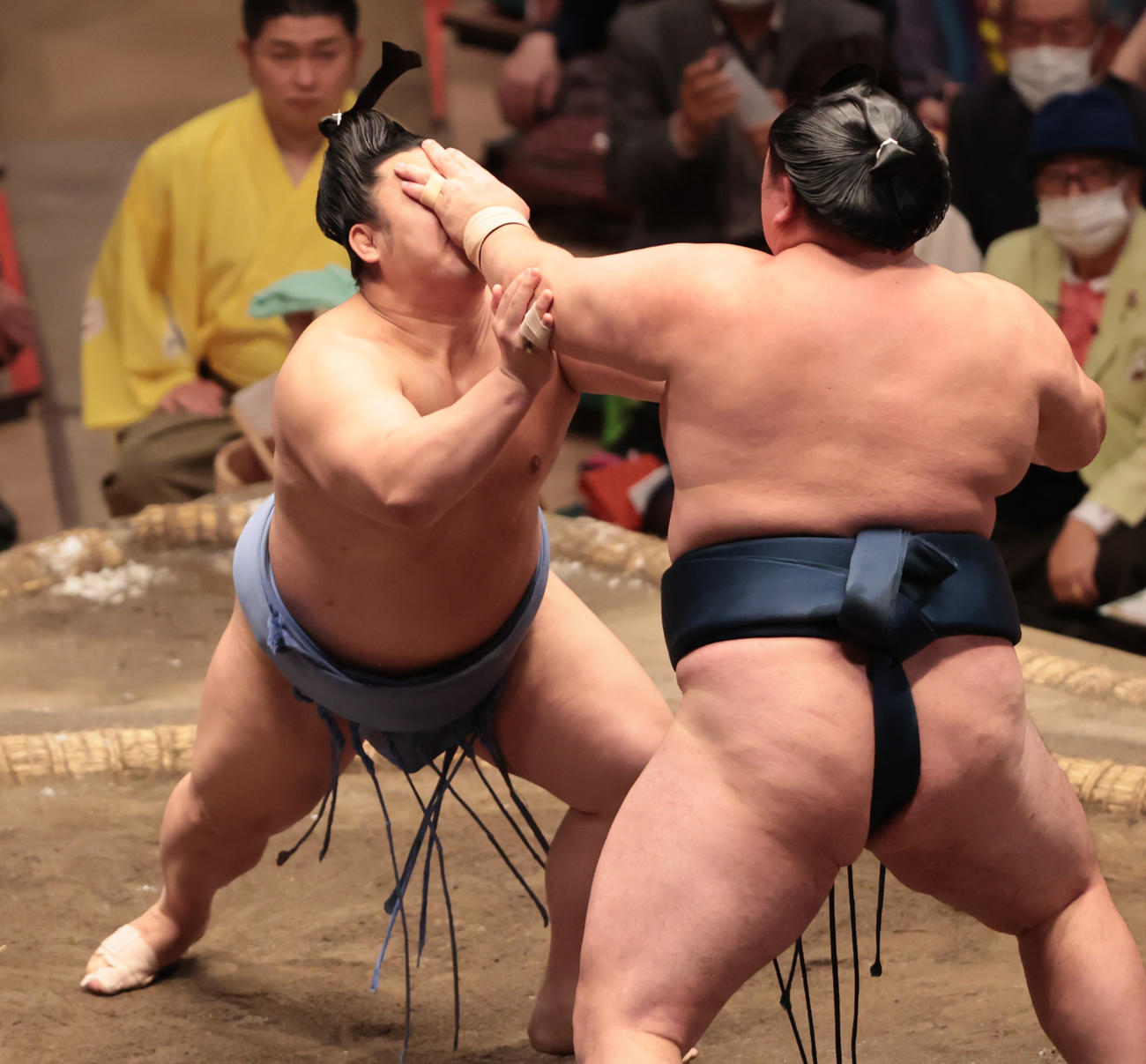 玉鷲（右）の張り手を受ける翔猿（撮影・野上伸悟）