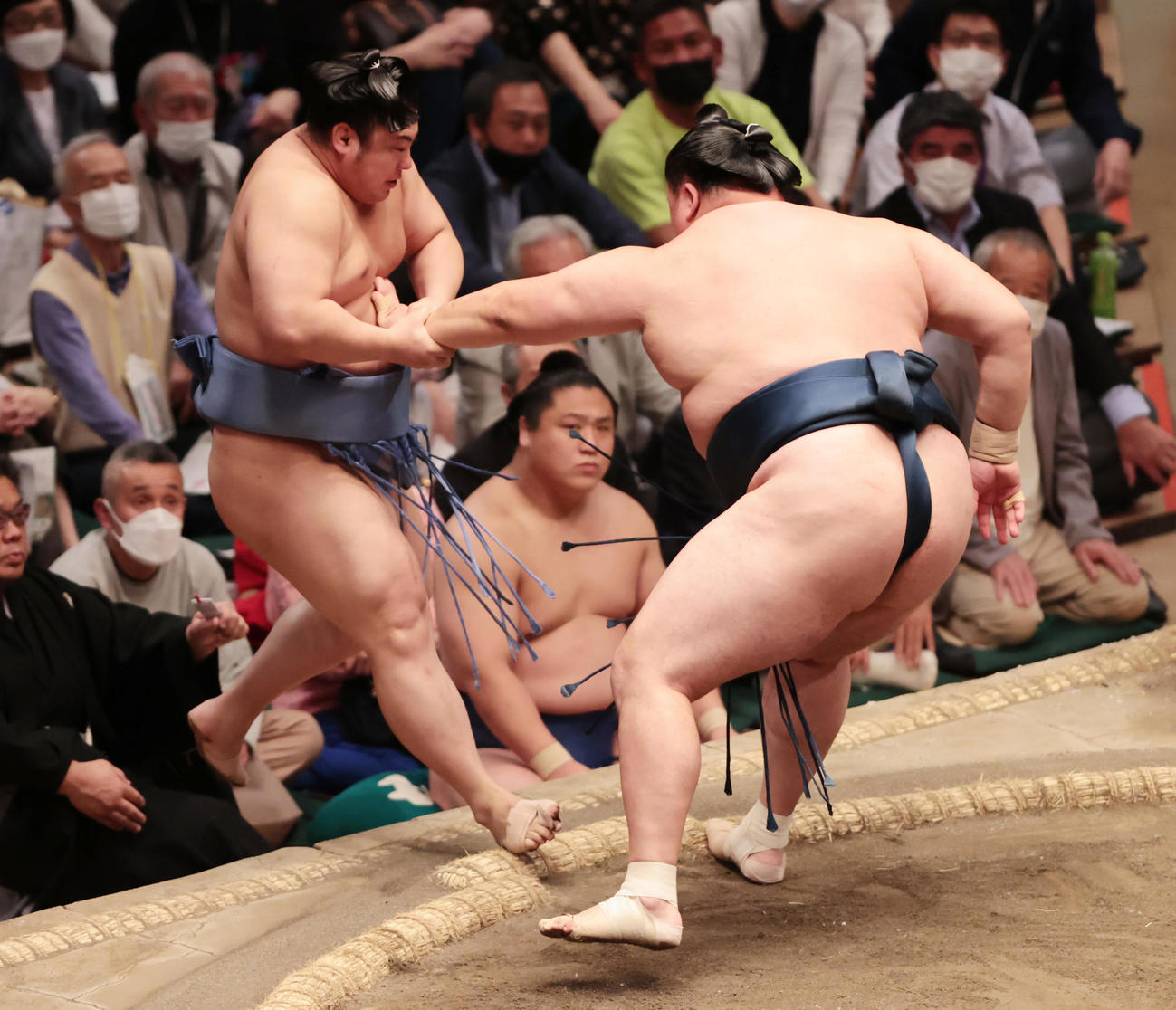 翔猿（左）を押し出しで破る玉鷲（撮影・野上伸悟）