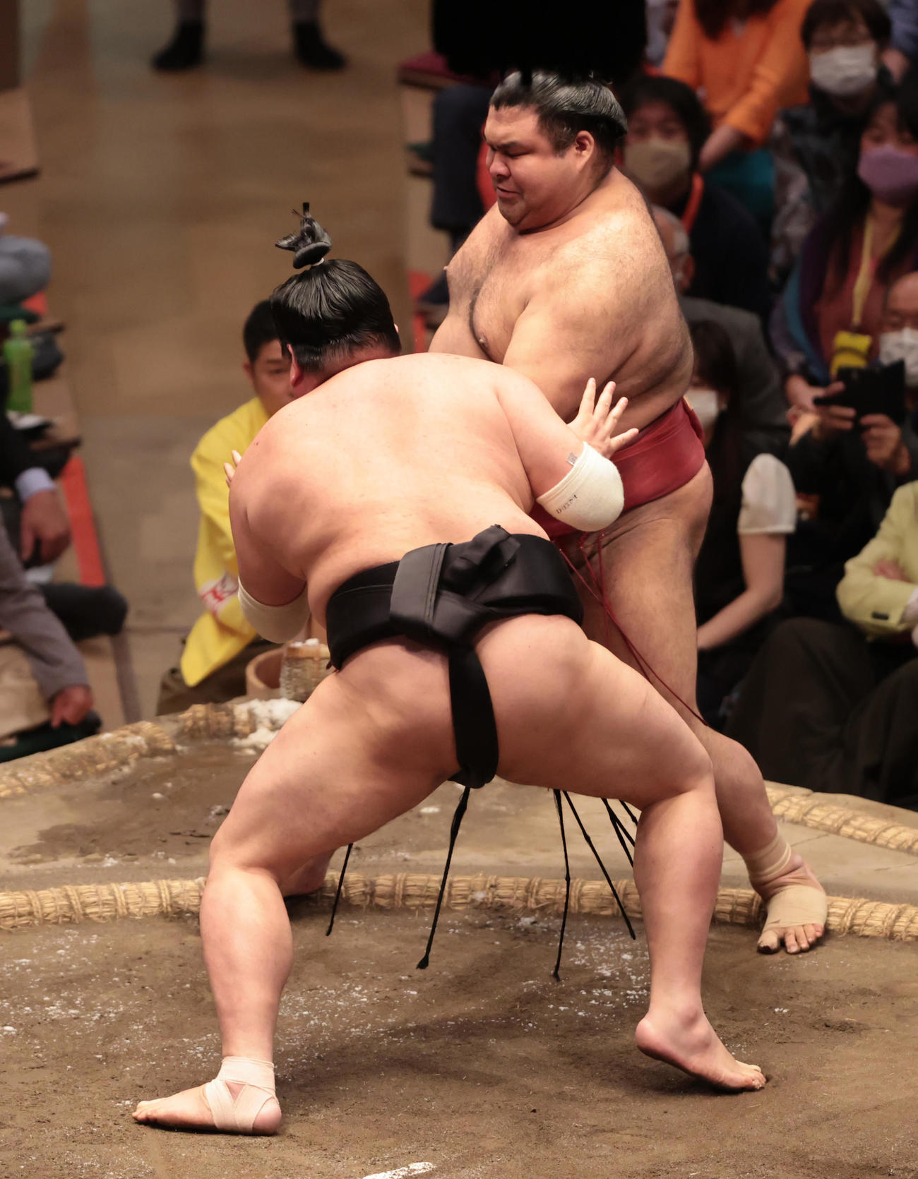 高安（奥）を押し出しで破る阿炎（撮影・野上伸悟）