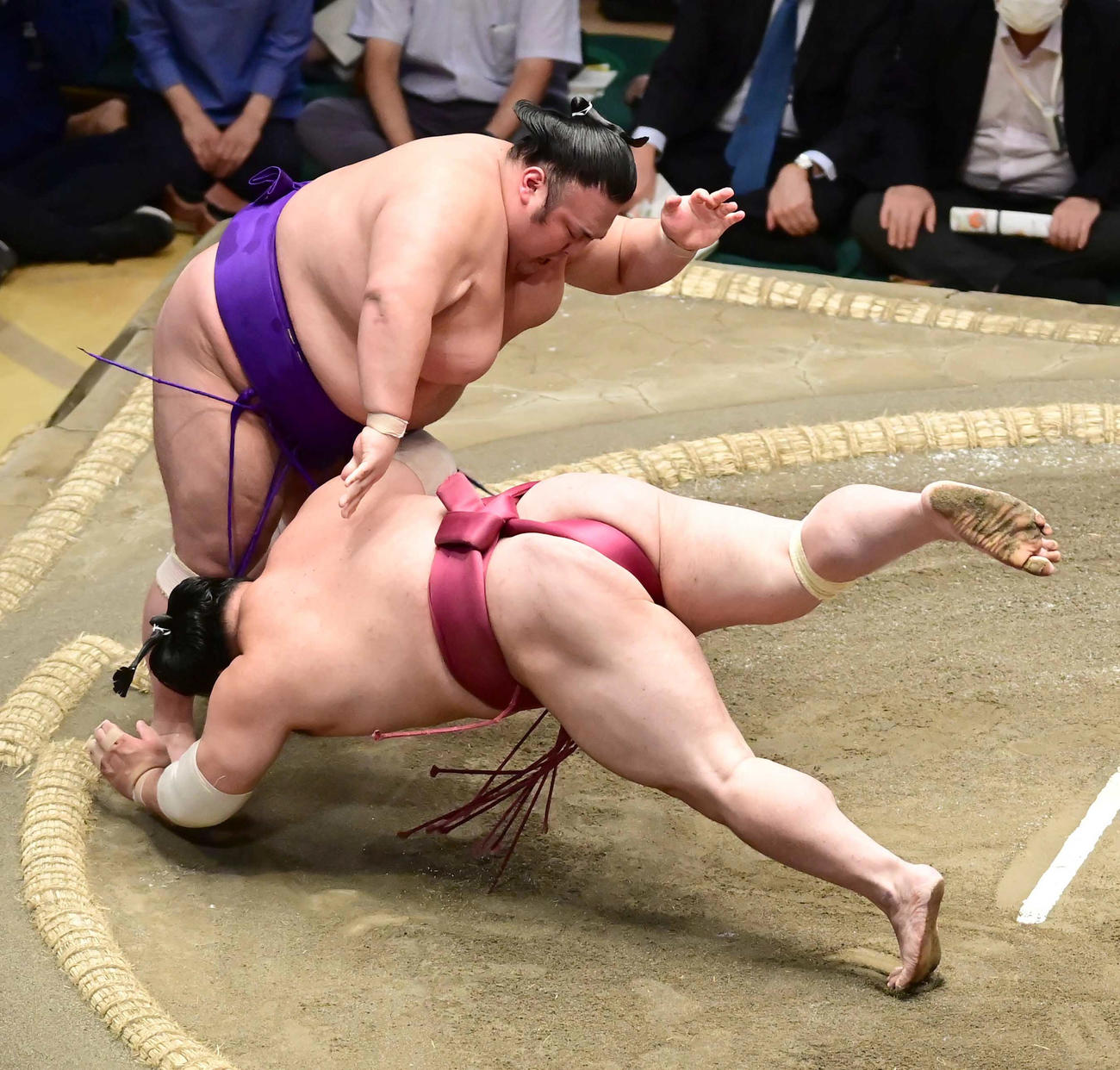 貴景勝（左）は大栄翔をはたき込みで破る（撮影・小沢裕）