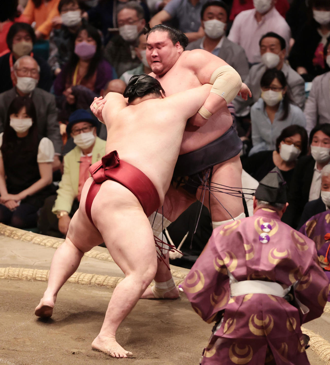 隆の勝（手前）に寄り切りで敗れる照ノ富士（撮影・野上伸悟）