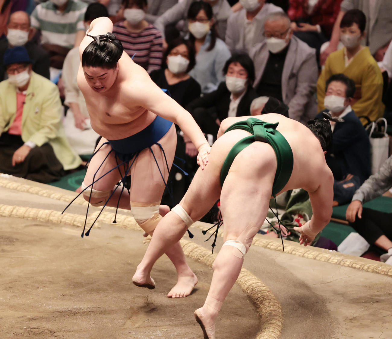 佐田の海（右）をはたき込みで破る一山本（撮影・野上伸悟）