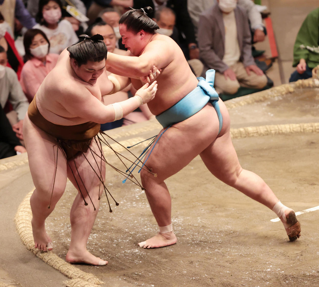 王鵬（左）を押し出しで破る琴勝峰（撮影・野上伸悟）