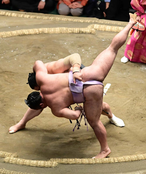 隠岐の海は寄り倒しで琴恵光（手前）を破る（撮影・小沢裕）