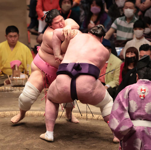 栃ノ心（右）を肩すかしでやぶった宇良（撮影・野上伸悟）