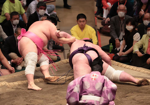 栃ノ心（右）を肩すかしでやぶった宇良（撮影・野上伸悟）