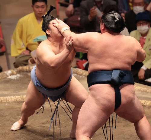 玉鷲（右）の張り手を受ける翔猿（撮影・野上伸悟）