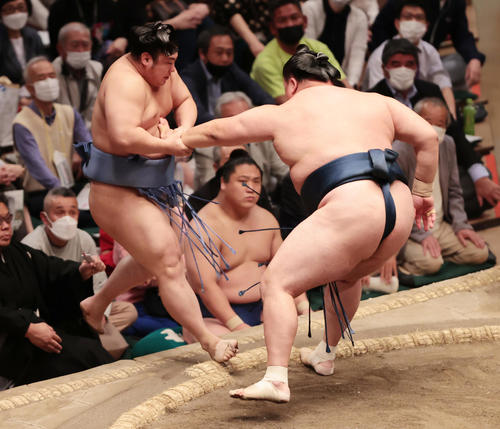 翔猿（左）を押し出しで破る玉鷲（撮影・野上伸悟）