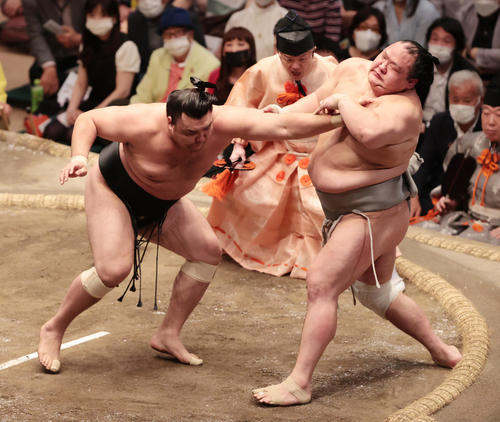 北勝富士（右）を押し出しで破る霧馬山（撮影・野上伸悟）