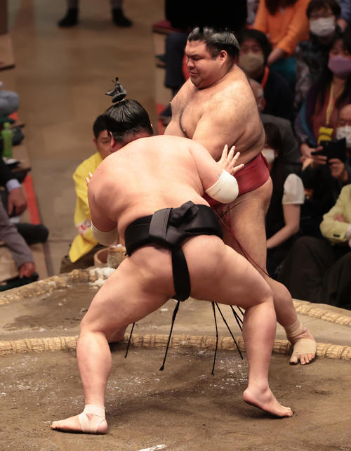 高安（奥）を押し出しで破る阿炎（撮影・野上伸悟）