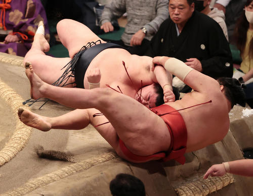 豊昇龍（手前）を寄り倒しで破る正代（撮影・野上伸悟）