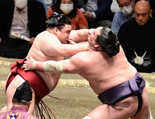 のど輪攻めで照ノ富士（右）を仰け反らせる隆の勝（撮影・小沢裕）