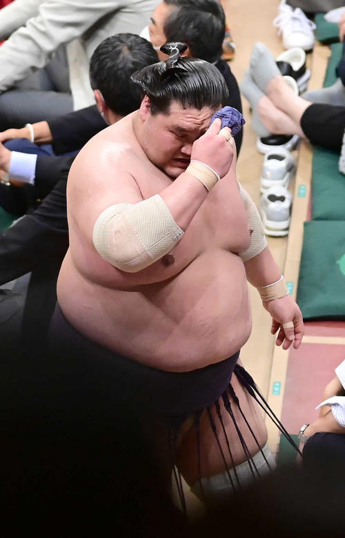 額の汗をぬぐい引き上げる照ノ富士（撮影・小沢裕）