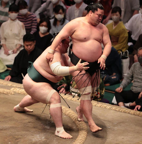 妙義龍（右）を送り出しで破る豊山（撮影・野上伸悟）