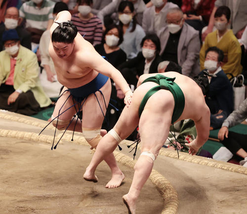 佐田の海（右）をはたき込みで破る一山本（撮影・野上伸悟）
