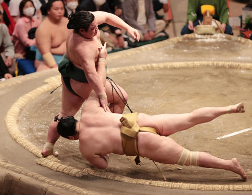 輝（右）をはたき込みで破る錦木（撮影・野上伸悟）