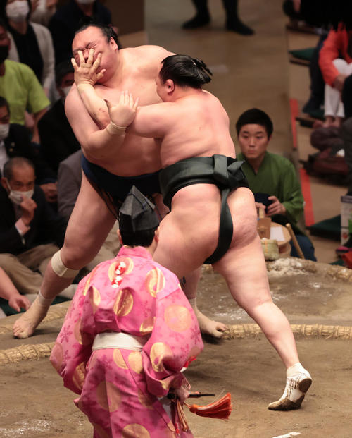 宝富士（左）を寄りきりで破る千代翔馬（撮影・野上伸悟）