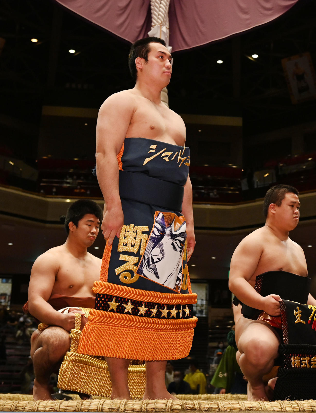新序出世披露で土俵に上がる須山（撮影・横山健太）