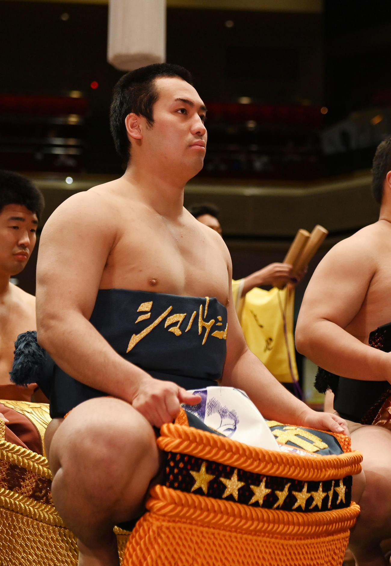 新序出世披露で土俵に上がる須山（撮影・横山健太）