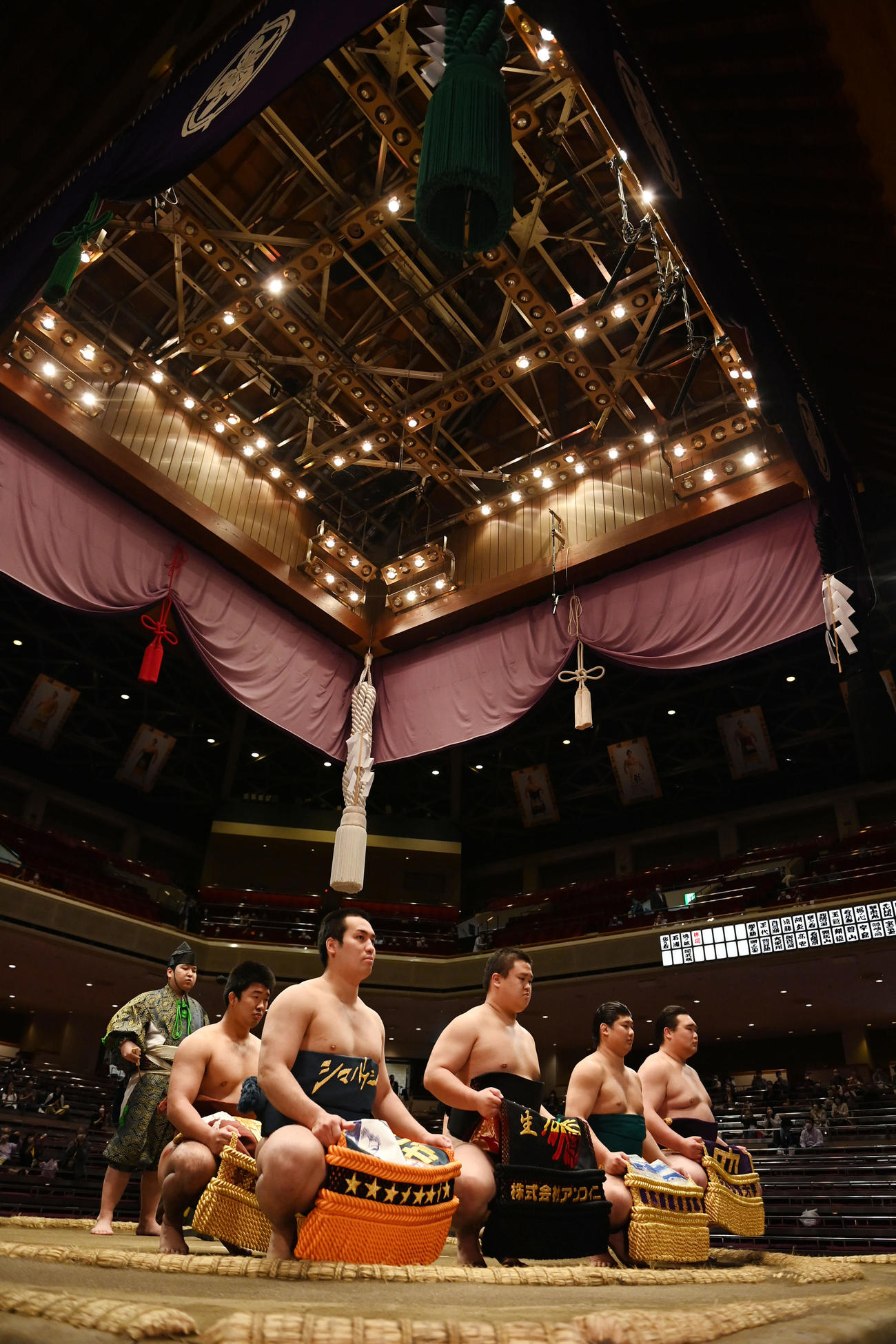 新序出世披露で土俵に上がる須山（手前）ら（撮影・横山健太）