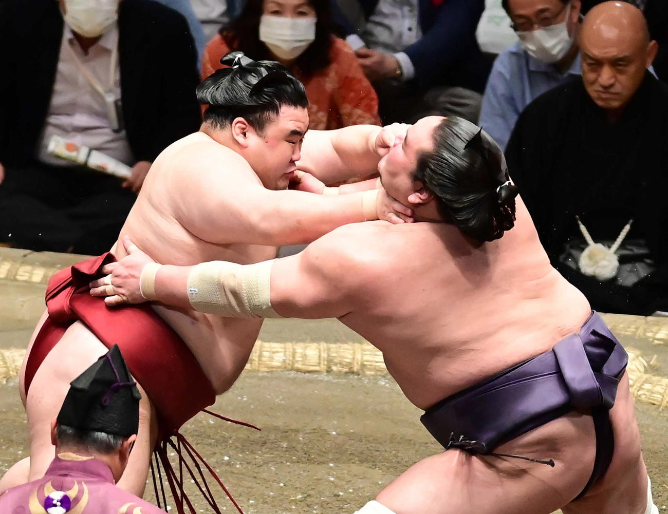 のど輪攻めで照ノ富士（右）を仰け反らせる隆の勝（撮影・小沢裕）