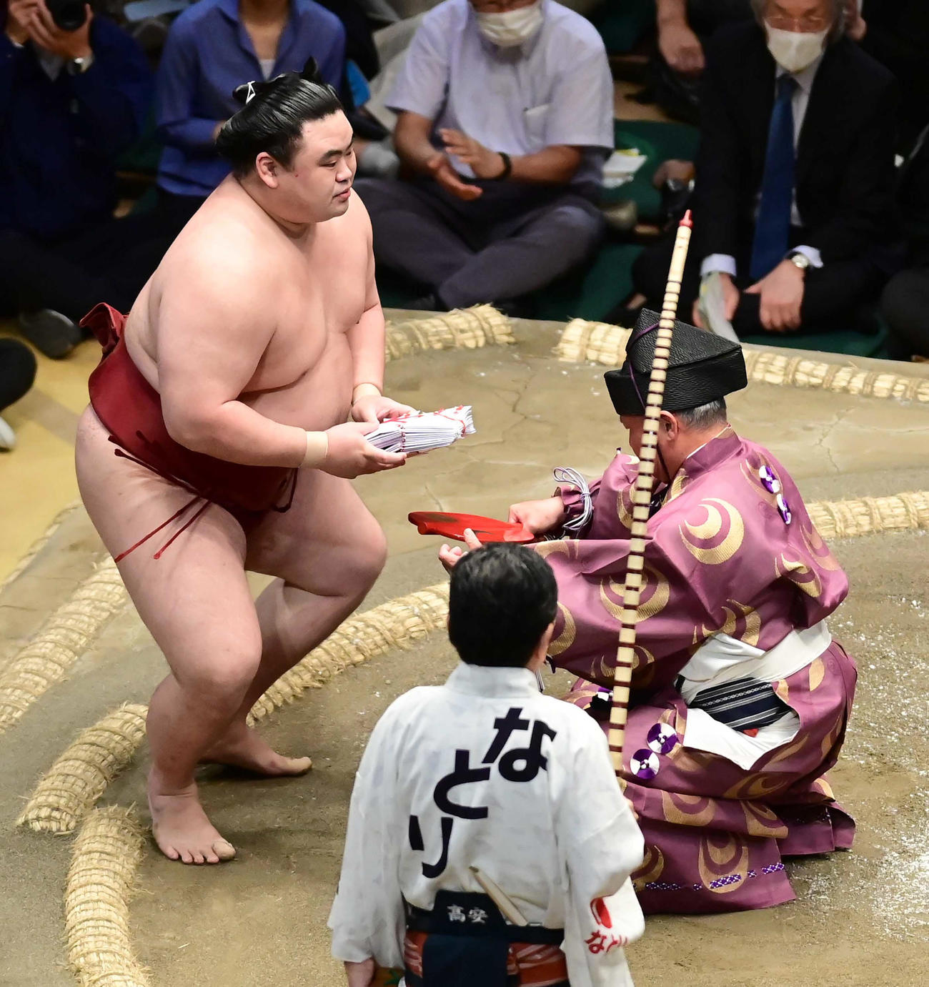 金星を挙げ懸賞金の束を手にする隆の勝（撮影・小沢裕）