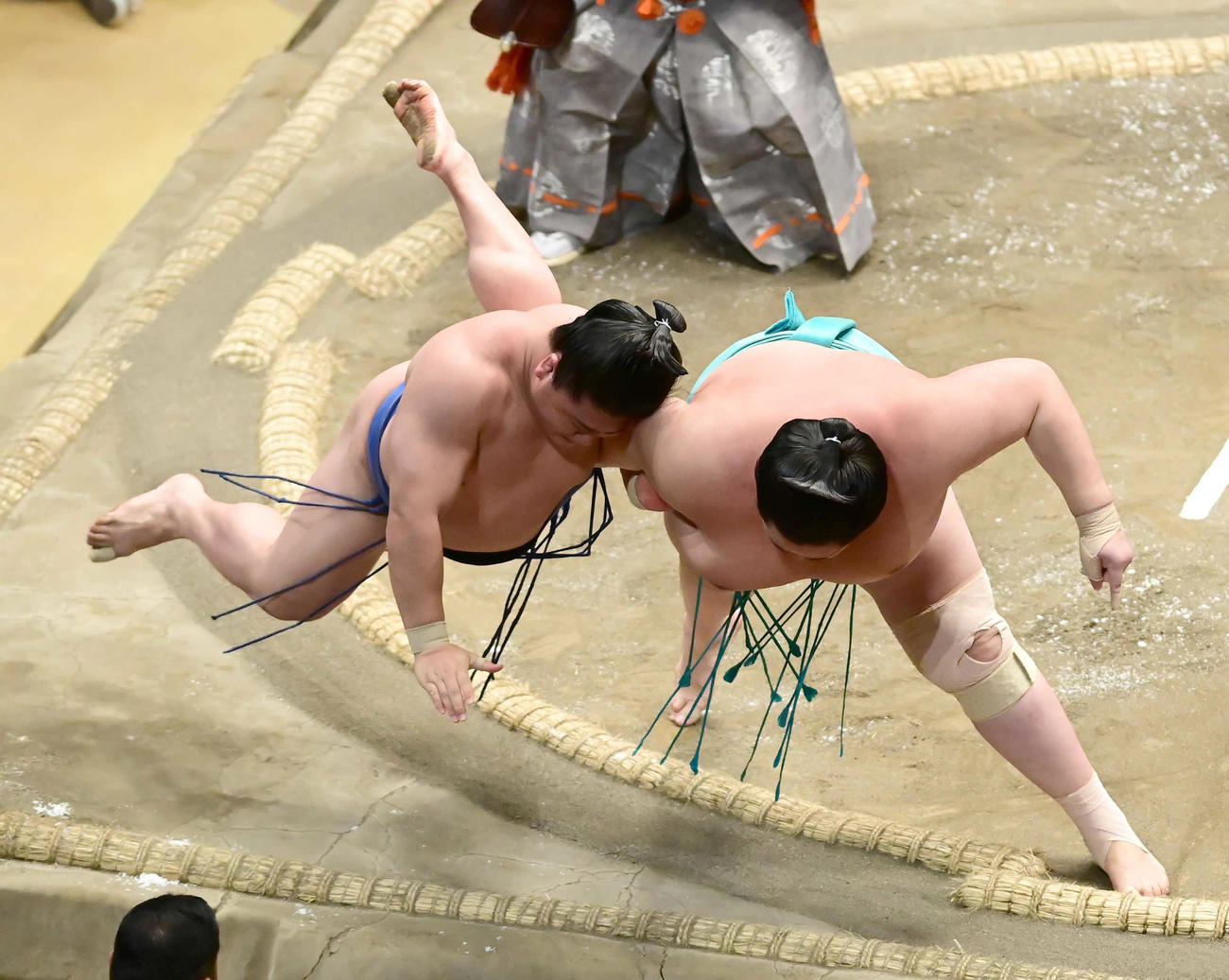 琴ノ若（右）の下手投げで敗れる若隆景（撮影・小沢裕）