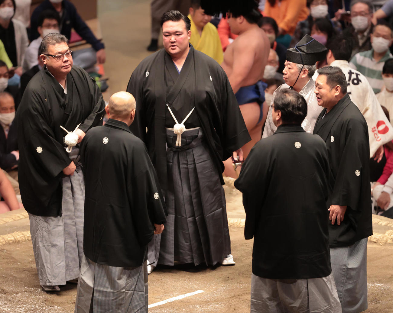 琴ノ若対若隆景の一番で物言いが付き、協議する元稀勢の里の二所ノ関親方（奥中央）ら勝負審判（撮影・野上伸悟）