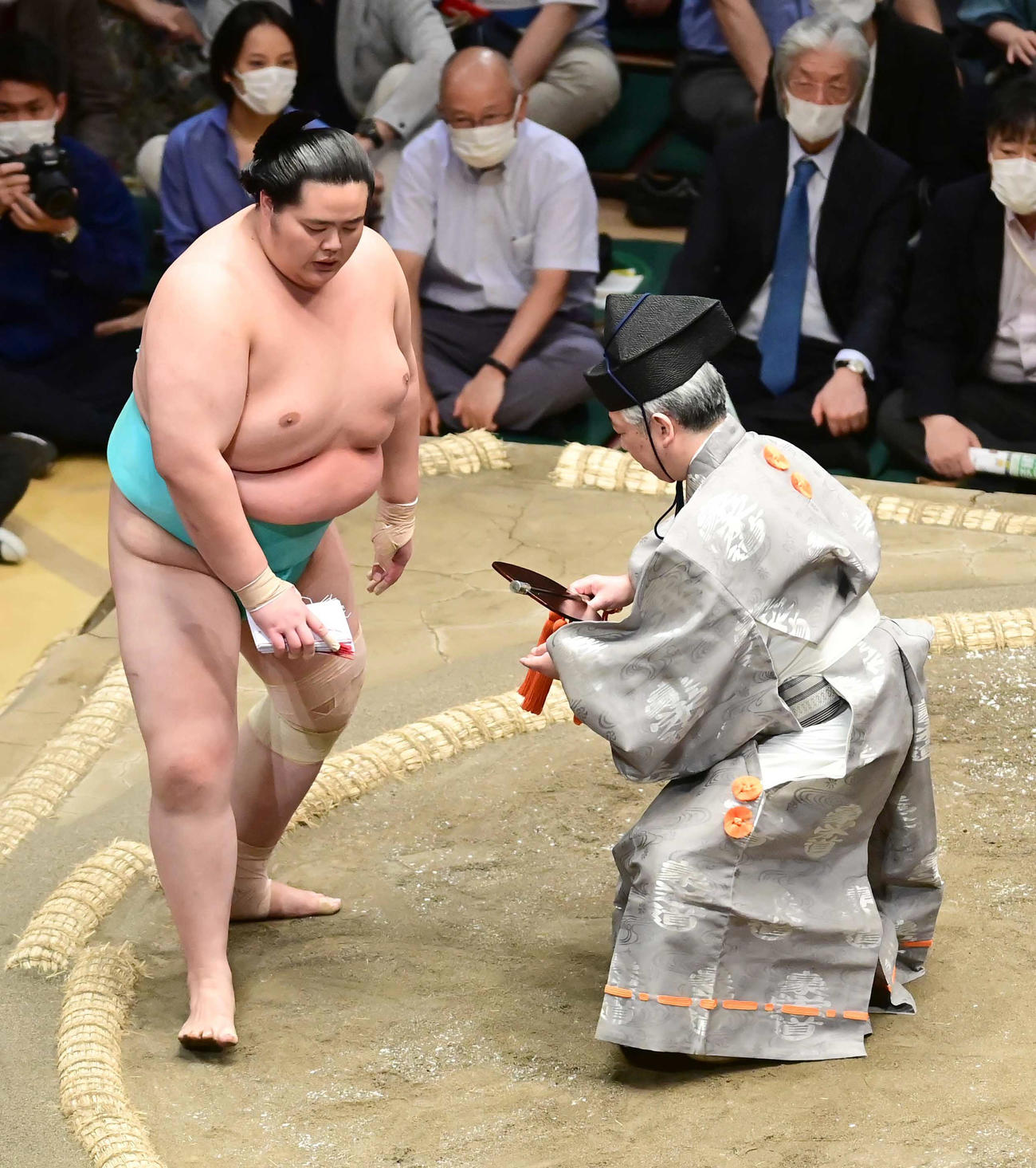 懸賞金を手にする琴ノ若（撮影・小沢裕）
