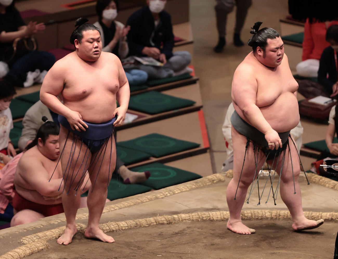 武将山（右）を押し出し破った美ノ海（撮影・野上伸悟）