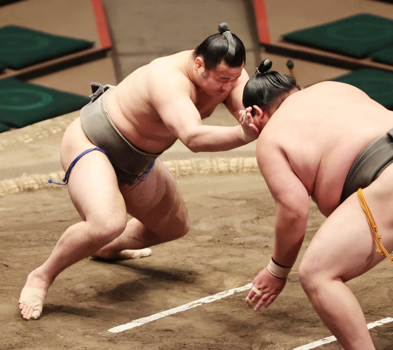 白旺灘（右）と立ち合いでぶつかる出羽大海（撮影・野上伸悟）