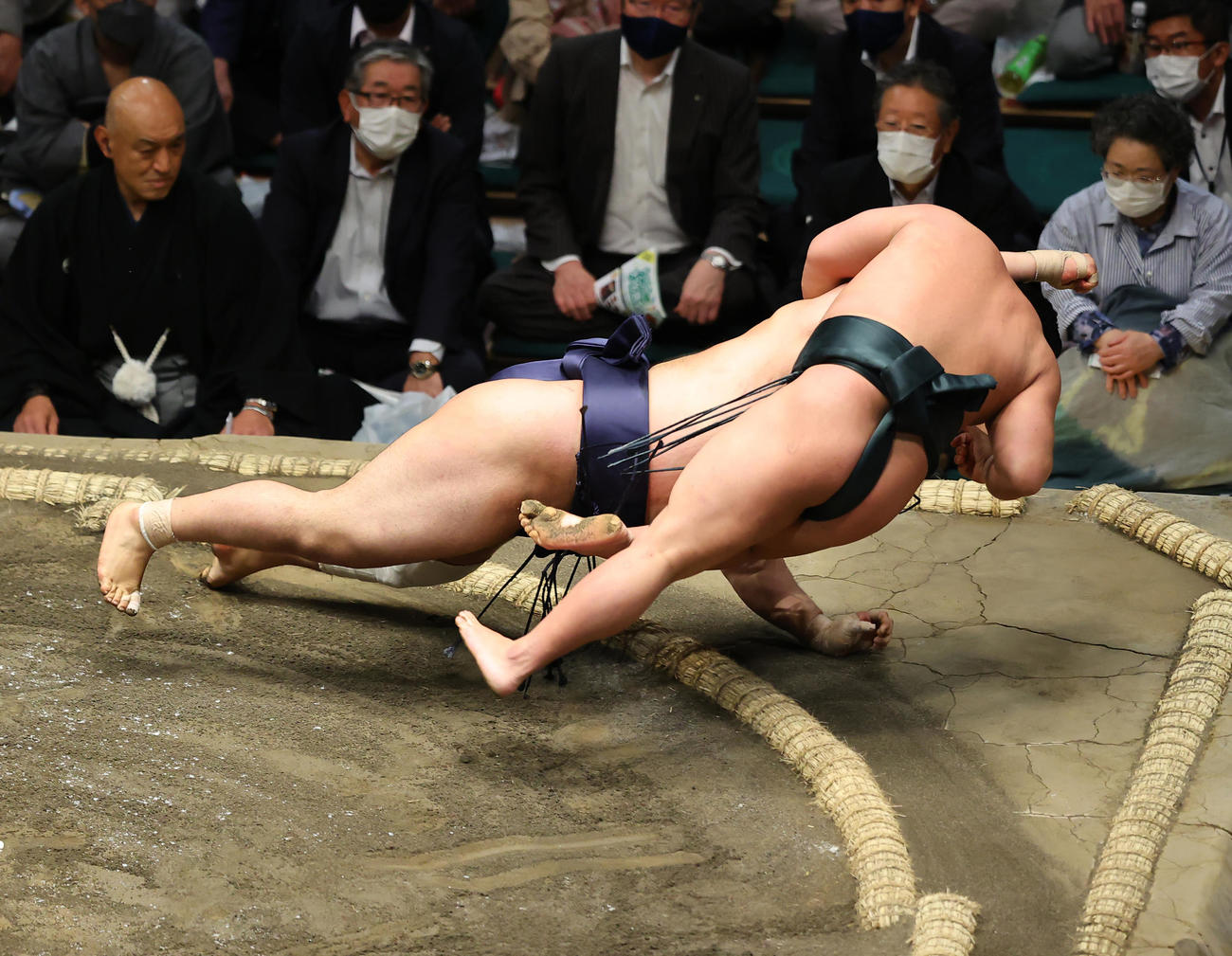 翠富士（右）は千代の国をすくい投げで破る（撮影・垰建太）