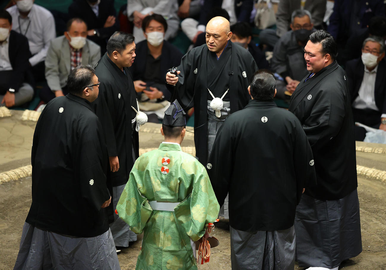 翠富士と千代の国の取り組みで審議する二所ノ関親方（元稀勢の里＝右）ら勝負審判（撮影・垰建太）