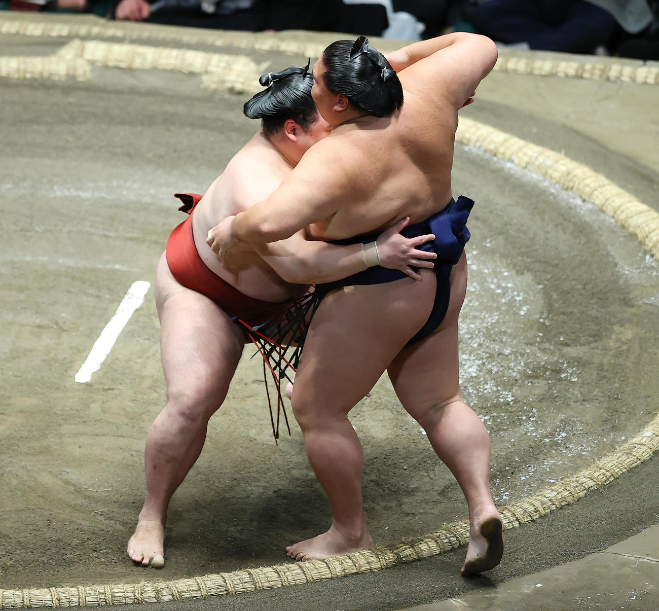 隆の勝（左）は御嶽海を寄り切りで破る（撮影・垰建太）