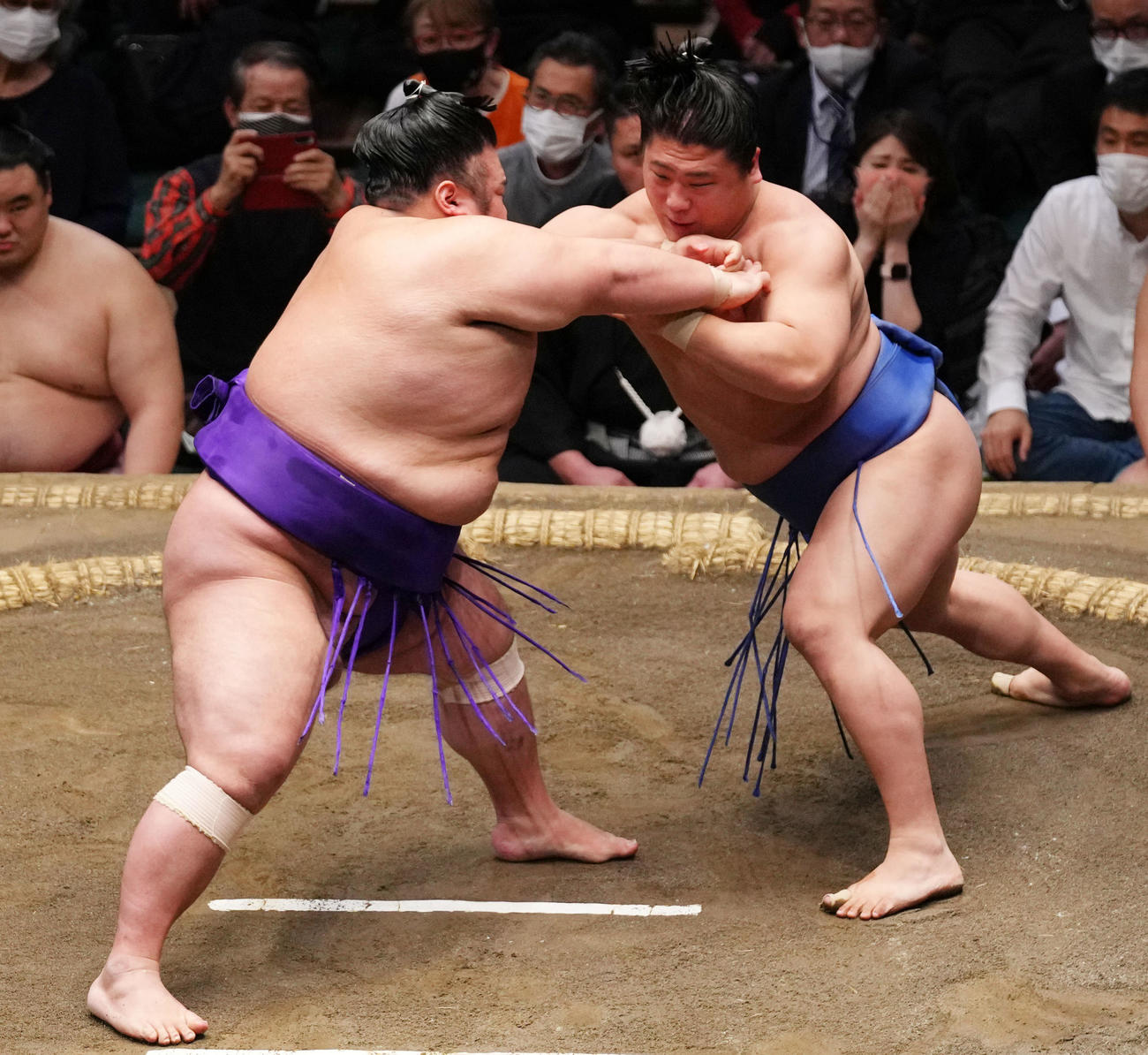 貴景勝（左）を攻める若隆景（撮影・横山健太）