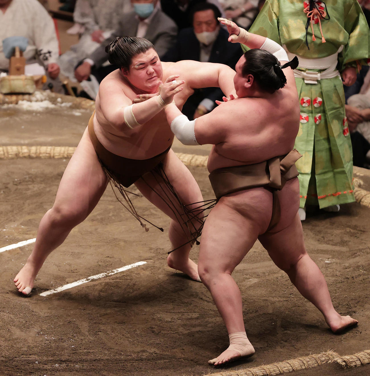 突き出しで荒篤山（手前）を破った王鵬（撮影・野上伸悟）