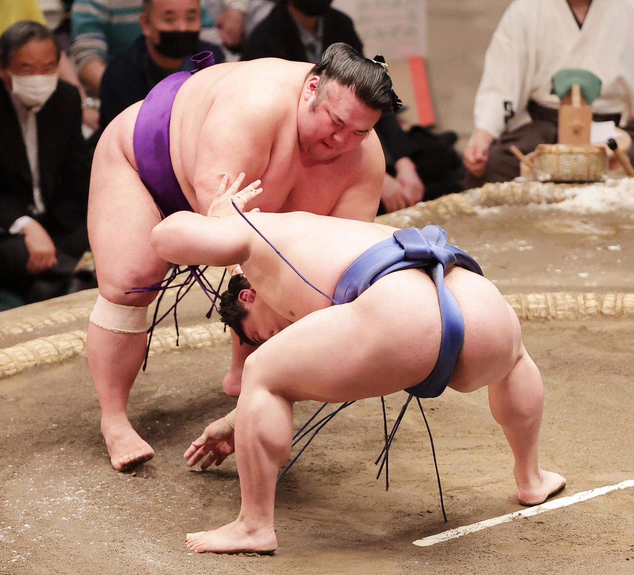 貴景勝（左）はたきに右手を付きそうになる若隆景（撮影・野上伸悟）