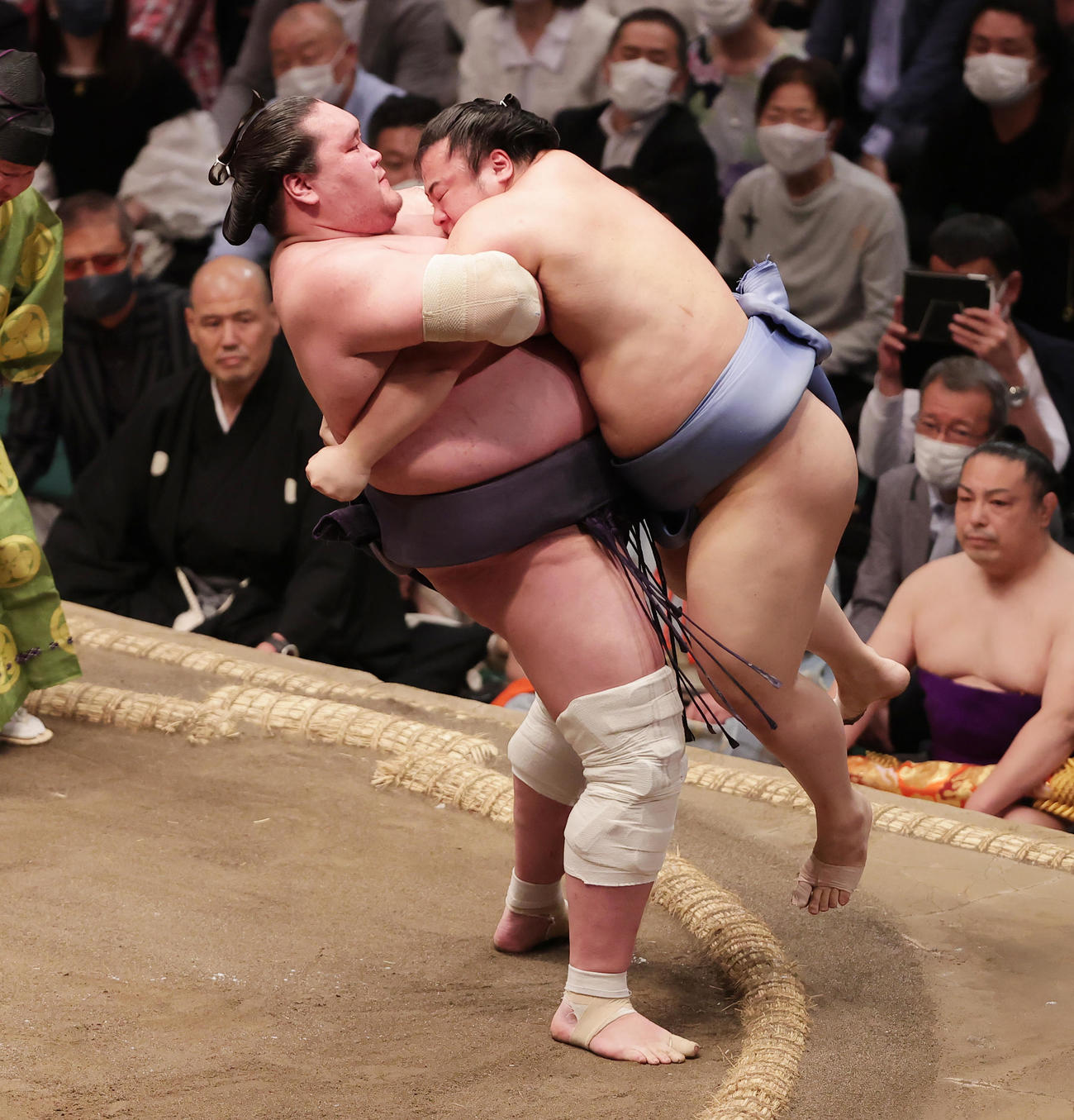 翔猿（右）をきめ出しで破る照ノ富士（撮影・野上伸悟）