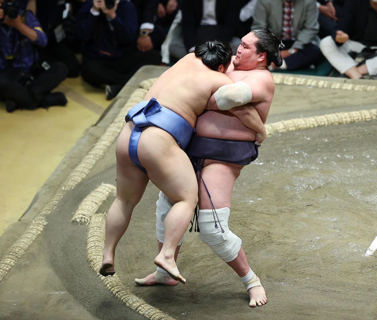 照ノ富士（右）は翔猿をきめ出しで破る（撮影・垰建太）