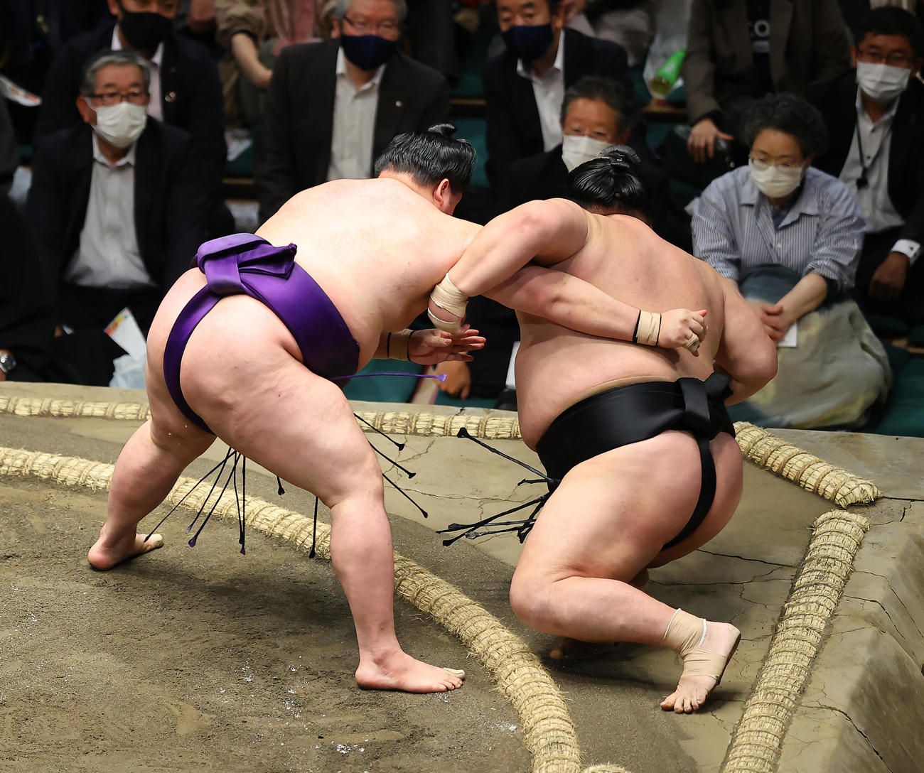 明生（左）は千代大龍を寄り倒しで破る（撮影・垰建太）