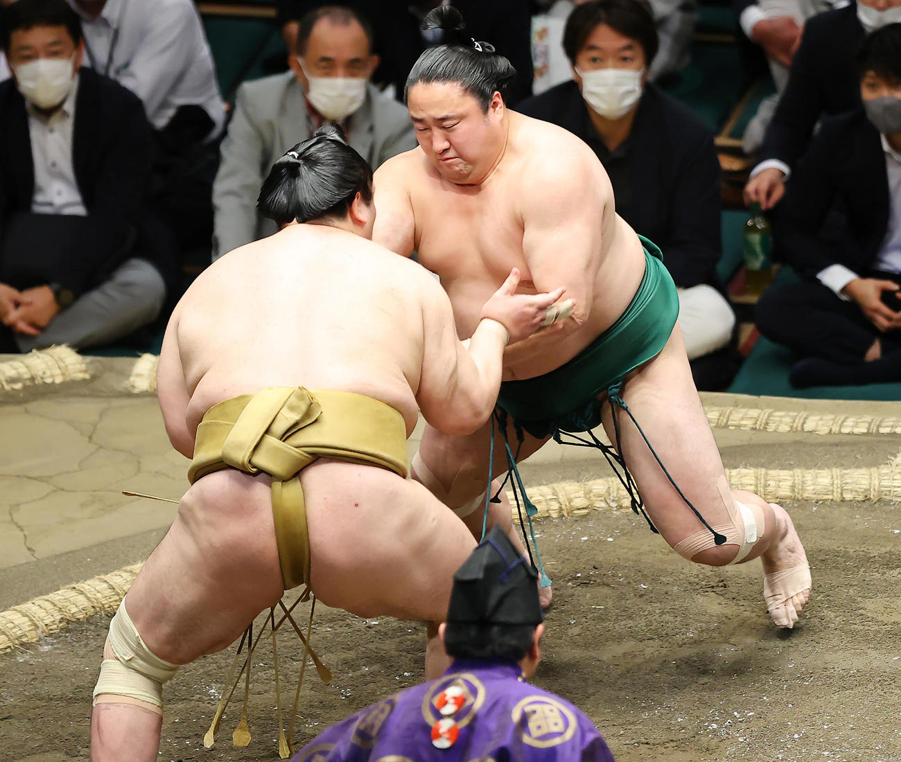佐田の海（奥）は輝を押し出しで破る（撮影・垰建太）