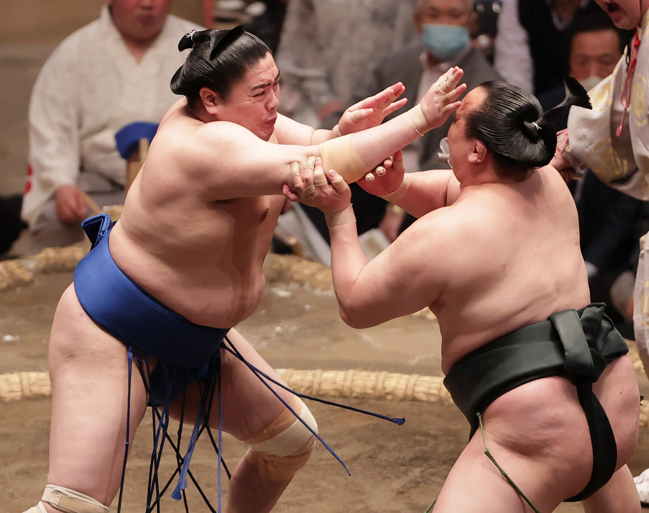 千代翔馬（右）を突き出しで破るイ一山本（撮影・野上伸悟）