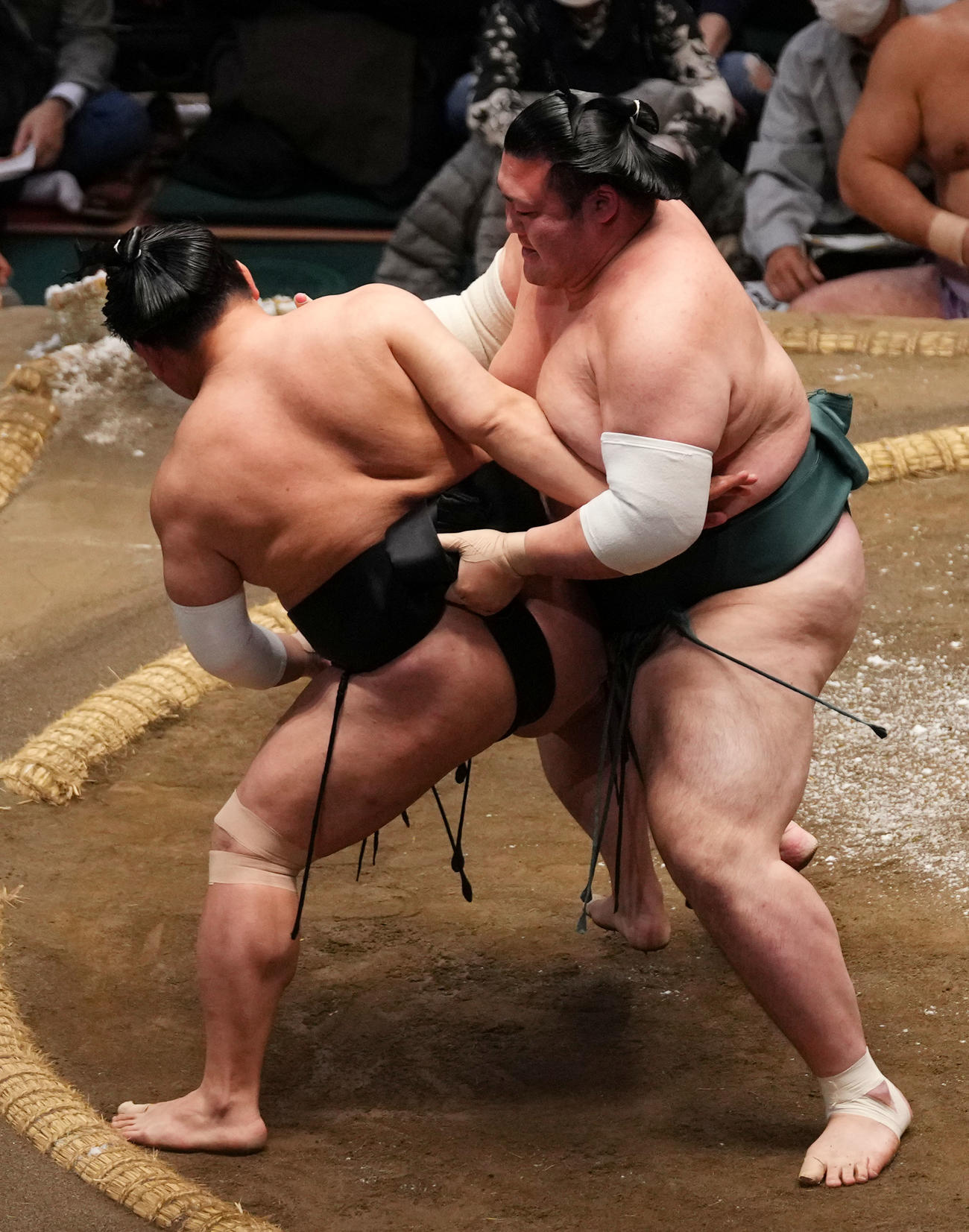照強（左）を送り出しで破る豊山（撮影・横山健太）