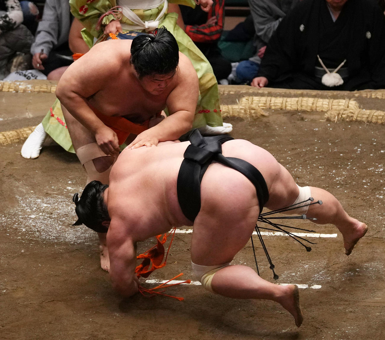妙義龍（手前）を突き落としで破る志摩ノ海（撮影・横山健太）