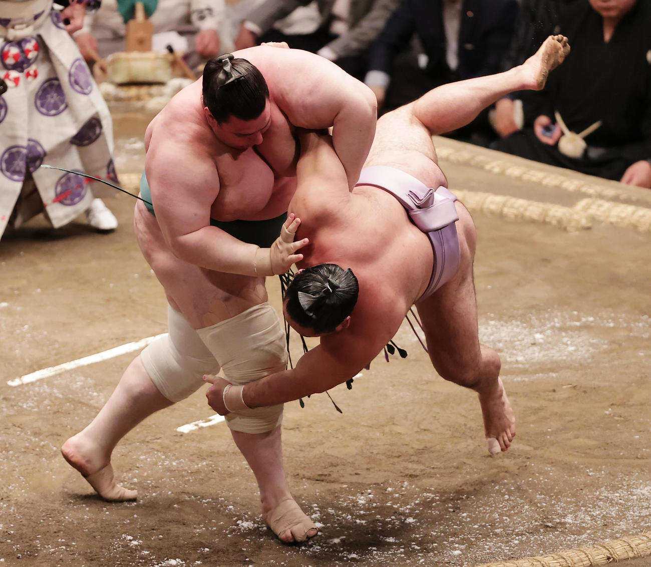 小手投げで琴恵光（右）を破る碧山（撮影・野上伸悟）