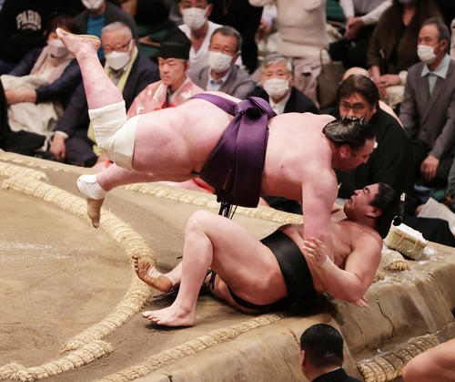 若元春（下）を浴びせ倒しで破る栃ノ心（撮影・野上伸悟）
